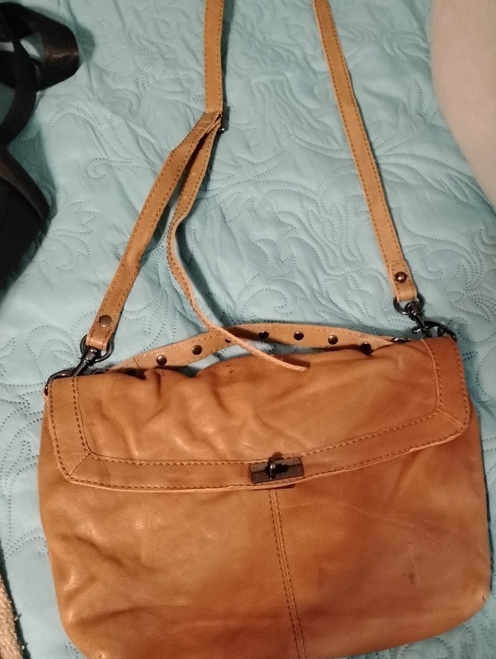 Classic Tan Leather Crossbody Bag - Timeless Everyday Style